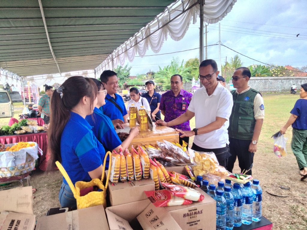 DALAM RANGKA MEMPERINGATI HARI ULANG TAHUN BAPANAS YANG KE 3 TAHUN 2024, DINAS PERTANIAN MELAKSANAKAN GERAKAN PANGAN MURAH DI LAPANGAN UMUM PRATURAI MADRA KECAMATAN MENGWI